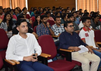 Alumnus Elton D’Souza interacts with MBA students