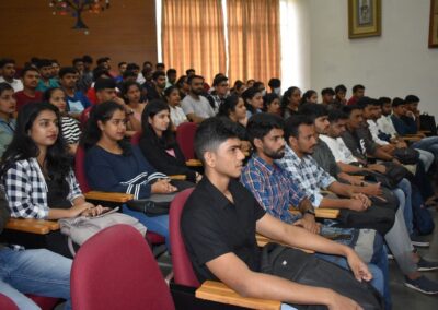 Alumnus Elton D’Souza interacts with MBA students