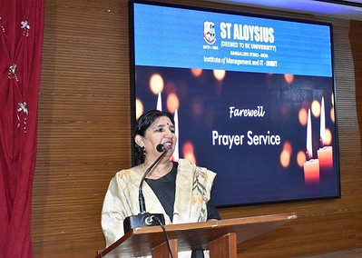 Prayer service held for outgoing MBA students