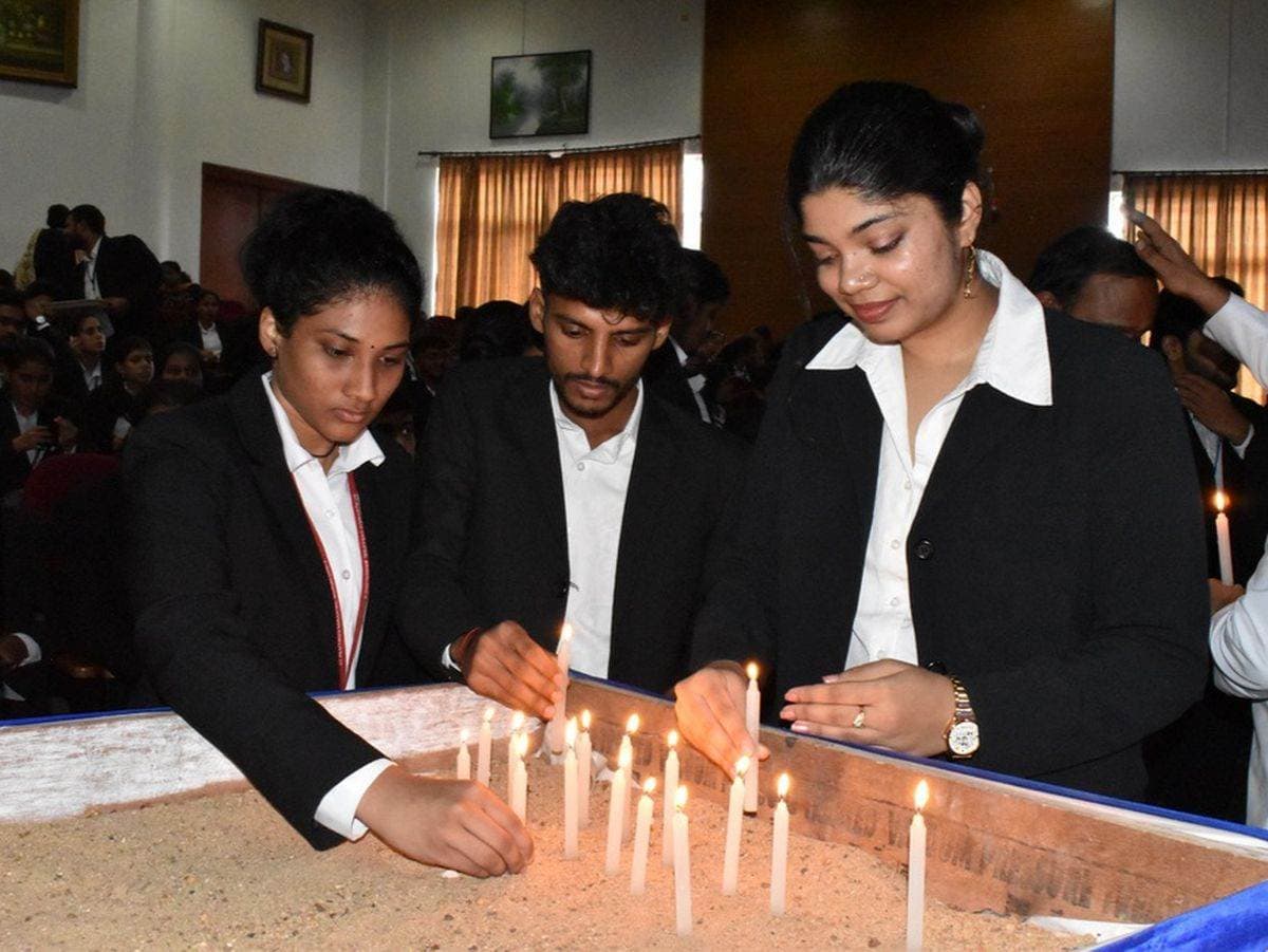 Prayer service held for outgoing MBA students